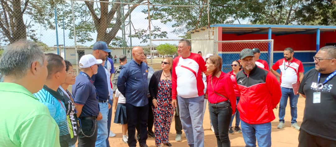 Gobernador Luis Reyes Reyes inspecciona instalaciones deportivas de la Uptaeb